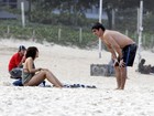 Marcelo Adnet roda filme na praia de Ipanema, no Rio