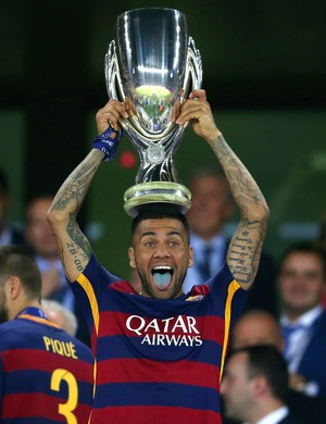 Daniel Alves troféu Supercopa da Europa Barcelona (Foto: Getty Images)