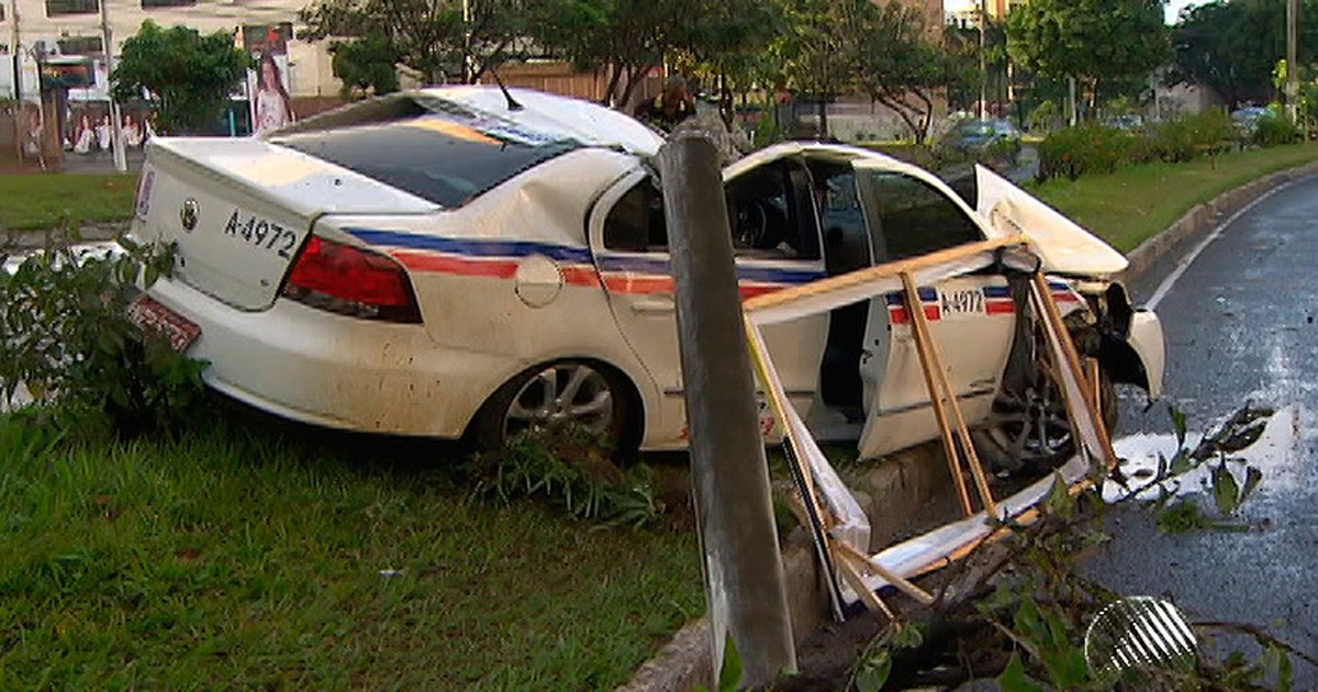 G1 Táxi Derruba Poste Em Batida Na Avenida Acm Em Salvador Notícias Em Bahia 5712