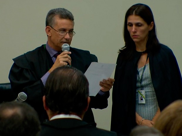 Juiz Murilo Fernandes de Almeida lê sentença que condenou Antério Mânica (Foto: Reprodução/TV Globo)