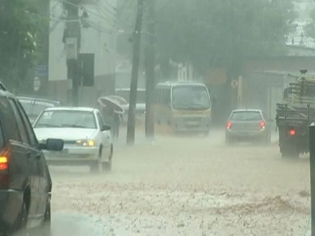 Após chuva forte, Defesa Civil de Três Rios, RJ, está em alerta (Foto: Reprodução/TV Rio Sul)