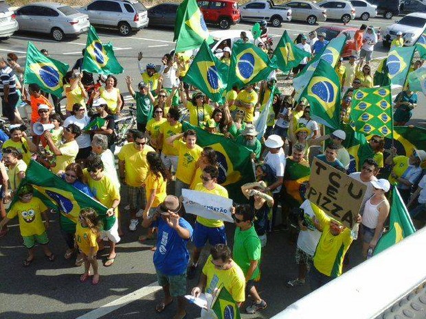 Manifestantes vão às ruas contra o governo federal, em São Luís (Foto: Márcia Carlile/G1 MA)