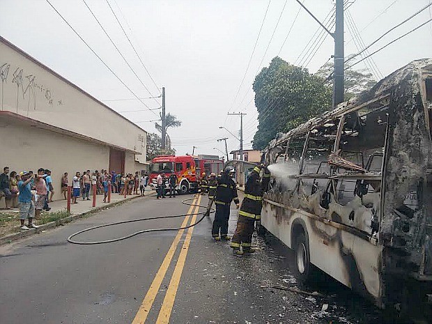 G1 Micro ônibus pega fogo em avenida na Zona Oeste de Manaus