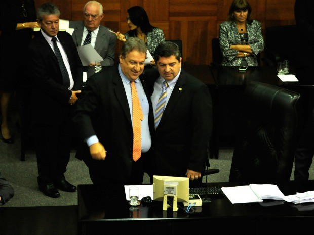 O deputado Romoaldo Júnior (PMDB), à esquerda, entregou a presidência da ALMT ao deputado Guilherme Maluf (PSDB), à direita. (Foto: Renê Dióz / G1)