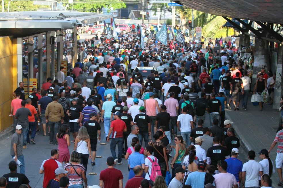 Policiais e bombeiros militares promoveram passeata no Centro do Recife na terça-feira (7) (Foto: Marlon Costa/Pernambuco Press)