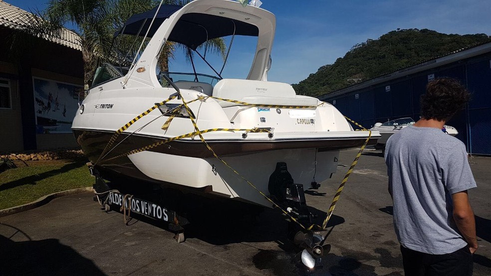 Onda jogou lancha para pedras da Ilha do Itacolomi, no litoral do Paran&aacute; (Foto: Divulga&ccedil;&atilde;o/ Corpo de Bombeiros)