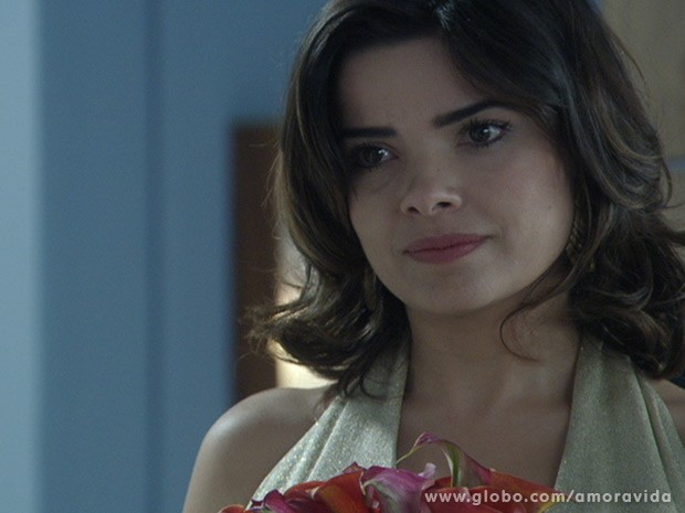 Cínica, Aline vai levar flores para Pilar (Foto: Amor à Vida/ TV Globo)
