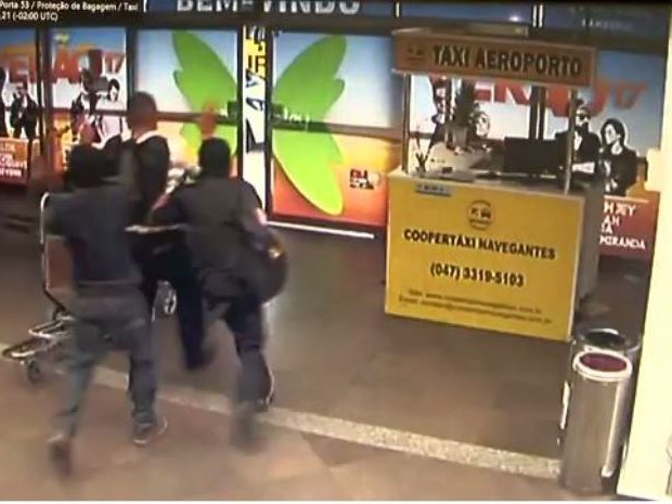 Ao saírem de terminal, criminosos levaram vigilante como refém (Foto: Reprodução/RBS TV)