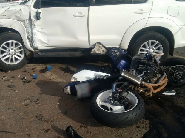 Moto fica destruída após acidente com caminhonete que deixou piloto morto Goiânia Goiás (Foto: Divulgação/Dict)