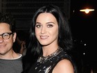 Katy Perry vai à festa com vestido que deixa sutiã à mostra