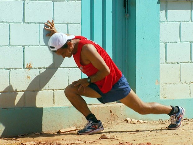 Servente de pedreiro vai correr maratona nos Estados Unidos. (Foto: Reprodução EPTV)