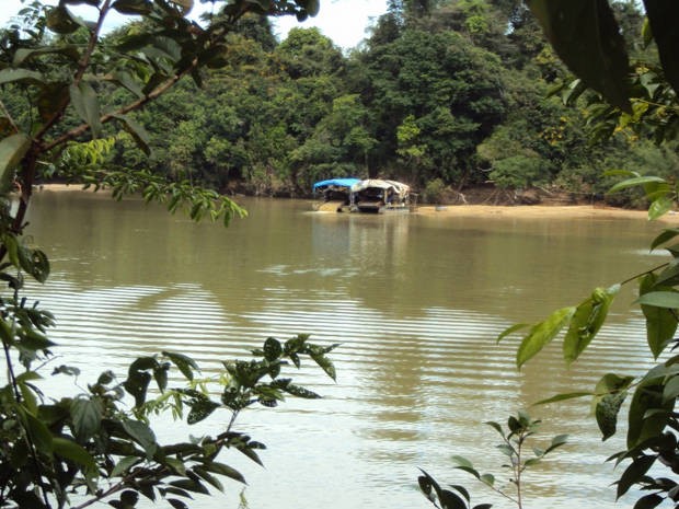 Moradores de Tucumã denunciam a presença de balsas de garimpeiros nos rios Fresco, Branco e Xingu (Foto: Arquivo pessoal)