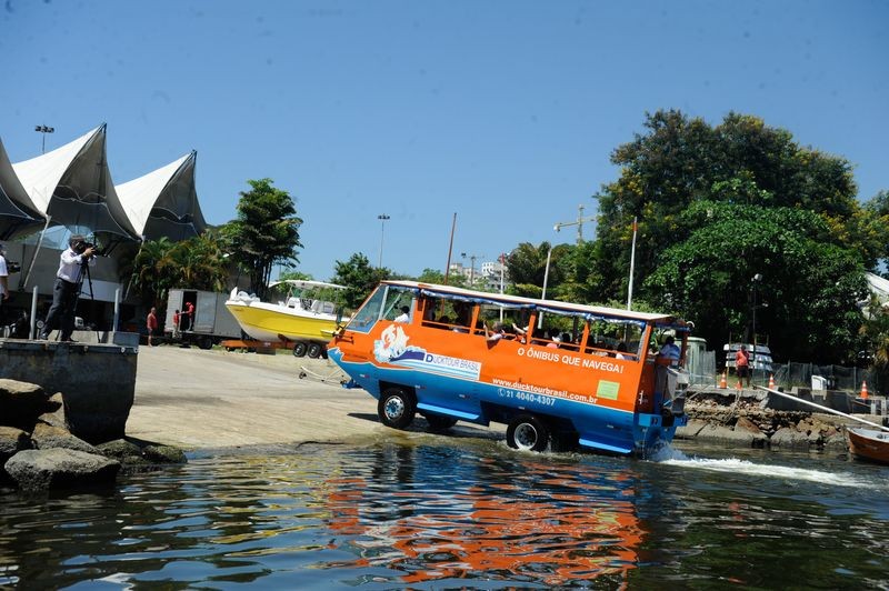 Ônibus anfíbio começa a receber passageiros no Rio de Janeiro