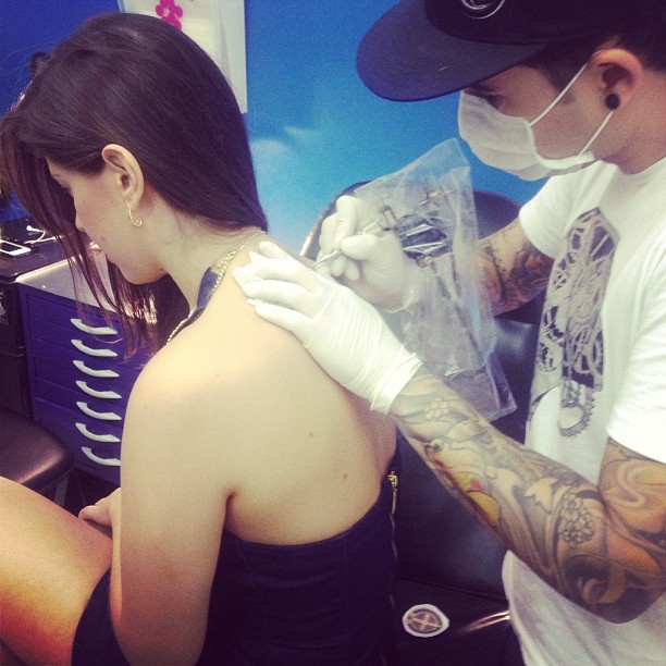 Andressa Ganacin faz tatuagem em Porto Alegre (Foto: Reprodução / Instagram)