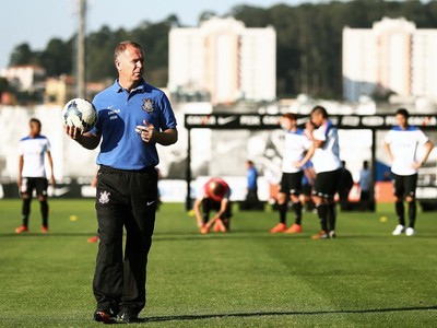 Jadson e Guerrero treinam, e Mano define time para enfrentar o Santos