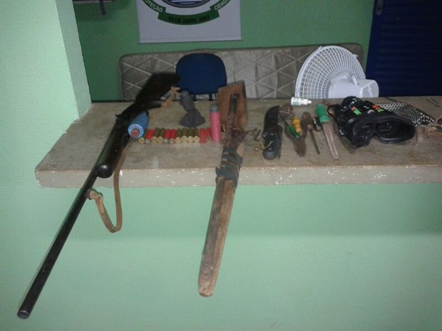Espinguardas, munições e binósculo foram apreendidos pela polícia com caçadores (Foto: PM PI)