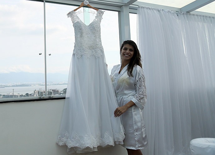 Fran toda orgulhosa de seu vestido, que durou quatro meses para ficar pronto (Foto: Isabella Pinheiro/Gshow)