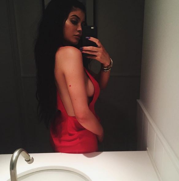 Kylie Jenner faz selfie (Foto: Reprodução/Instagram)