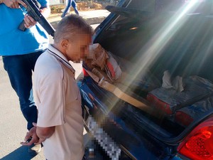 Primeira parte da droga foi encontrada em carro durante abordagem a suspeito em Vitória da Conquista, Bahia (Foto: Polícia Civil/ Divulgação) Primeira parte da droga foi encontrada em carro durante abordagem a suspeito em Vitória da Conquista, Bahia (Foto: Polícia Civil/ Divulgação)
