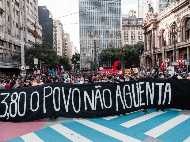 Faixa contra o aumento da tarifa de ônibus para 3,80 é exibida durante ato em frente ao Theatro Municipal, no centro de São Paulo (Foto: Marcelo Brandt/G1)