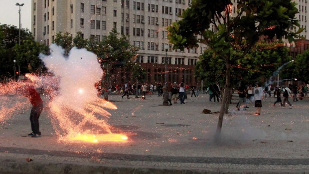 Sequência de fotos do momento em que o cinegrafista Santiago Andrade é atingido por um rojão durante protesto no Rio rendeu prêmio a fotógrafo d'O Globo' (Foto: Domingos Peixoto/Agência O Globo)