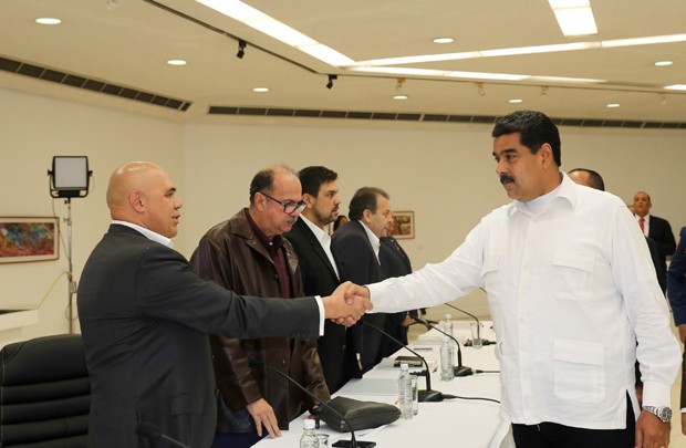 Nicolás Maduro (à direita) se reuniu com líderes da oposição no domingo (30) (Foto: Miraflores Palace/Reuters)