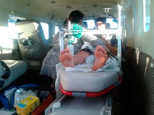 Turista de 10 anos picado por cobra na Bahia em atendimento em aeronave da PM  (Foto: Divulgação/ Graer)