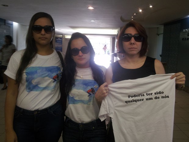 Jornalistas prestam homenagem no velório do cinegrafista Santiago de Andrade (Foto: Guilherme Britto/G1)