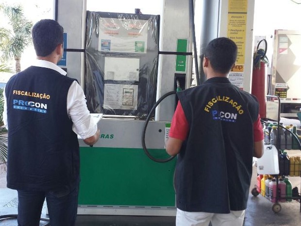 Fiscalização do Procon em posto de combustíveis de Palmas (Foto: Diculgação/Procon)