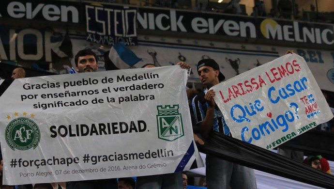 Homenagem para Chapecoense em jogo entre Grêmio e Atlético-MG (Foto: Diego Guichard)