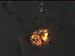 Manifestantes atearam fogo em protesto contra o aumento da ´passagem de ônibus no Rio (Foto: Reprodução/ TV Globo)