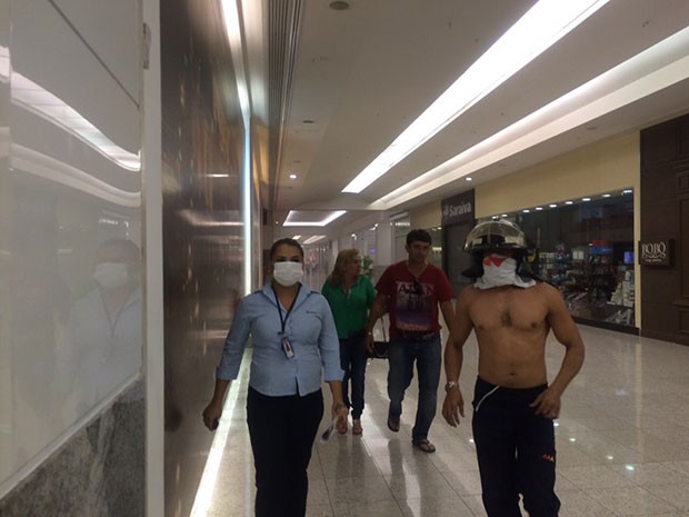 Bombeiros atenderam a ocorrência no início da tarde no Midway Mall (Foto: Larissa Aguiar/G1)