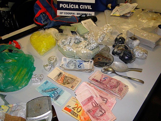 Drogas são apreendidas com suspeitos de tráfico em Brumado (Foto: Daniel Simurro/ 97 News)