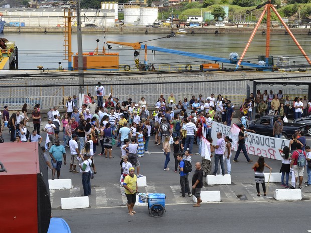 Manifestantes afirmaram que motorista tentou furar o bloqueio formado pelos professores (Foto: Viviane Machado/ G1 ES)