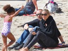 Heidi Klum curte praia com o namorado e os filhos