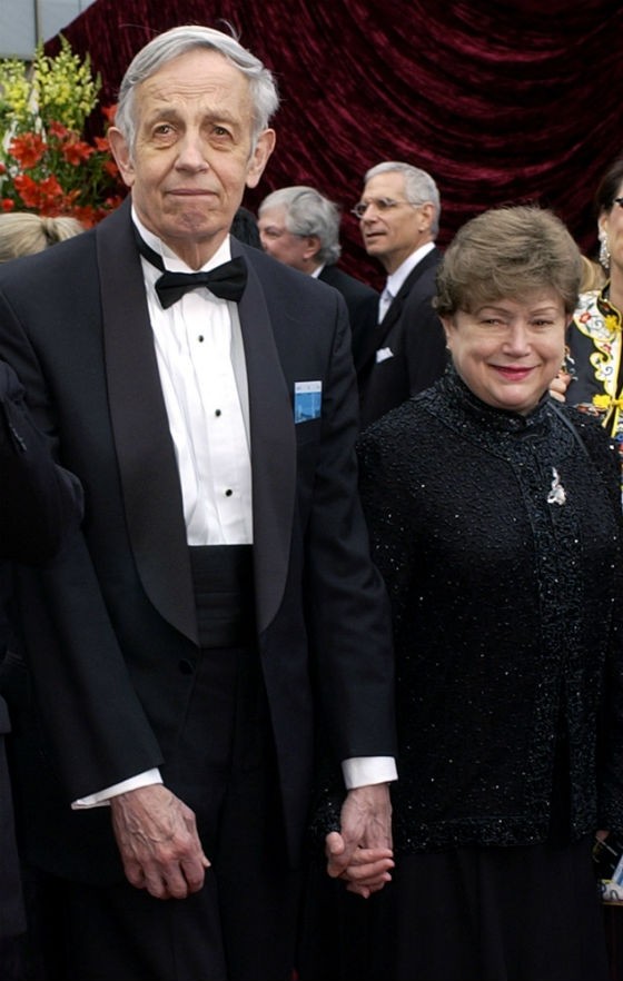 John Nash e sua mulher, Alicia, chegam para a cerimônia de entrega do Oscar, em 2002 (Foto: Laura Rauch/Arquivo/AP)