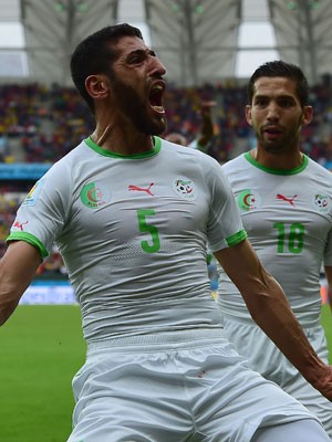 O zagueiro argelino Halliche (esq.) comemora gol ao lado do atacante Abdelmoumene Djabou na vitória por 4 x 2 sobre a Coreia do Sul (Foto: Jung Yeon-Je/AFP)