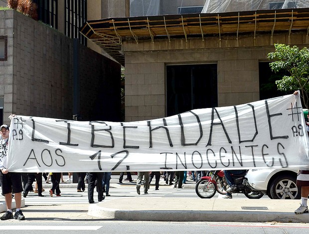 torcida do Corinthians faz protesto pelos torcedores presos na Bolívia (Foto: Alexandre Moreira / Ag. Estado)