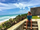 Marina Ruy Barbosa posa de shortinho durante férias em Alagoas