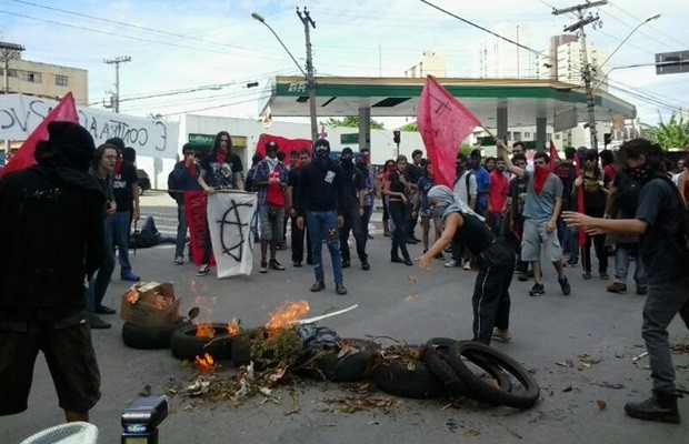 Grupo queimou pneus e impediu a circulação de veículos no Centro da capital (Foto: Cassiano Rolim/TV Anhanguera)