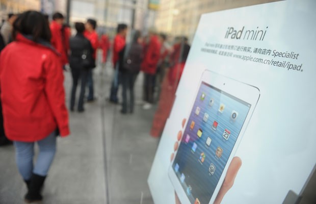Consumidores chineses esperam pela abertura de uma loja da Apple em Xangai para comprar o novo iPad mini, lançado pela Apple no país nesta sexta-feira (7). (Foto: Peter Parks/AFP)