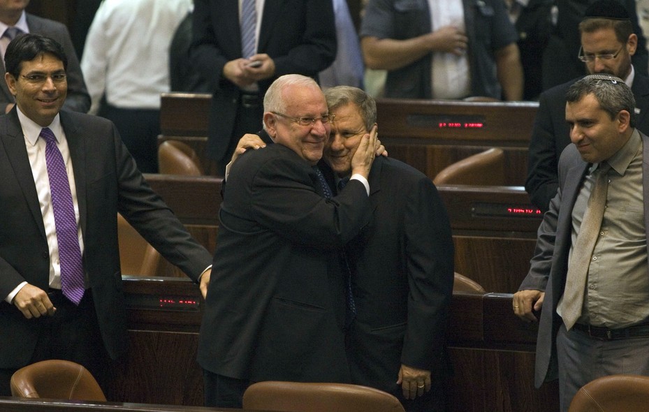  O novo presidente de Israel, Reuven Rivlin, cumprimenta seu adversário, Meeir Shitrit, após vitória no Parlamento. A partir de julho, Rivlin substituirá o atual presidente israelense, Shimon Peres