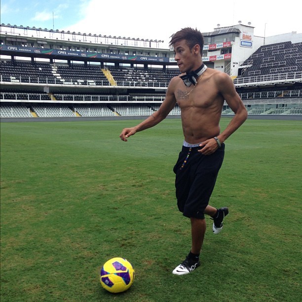 Neymar, gravata borboleta, sem camisa na Vila Belmiro (Foto: Reprodução / Instagram)