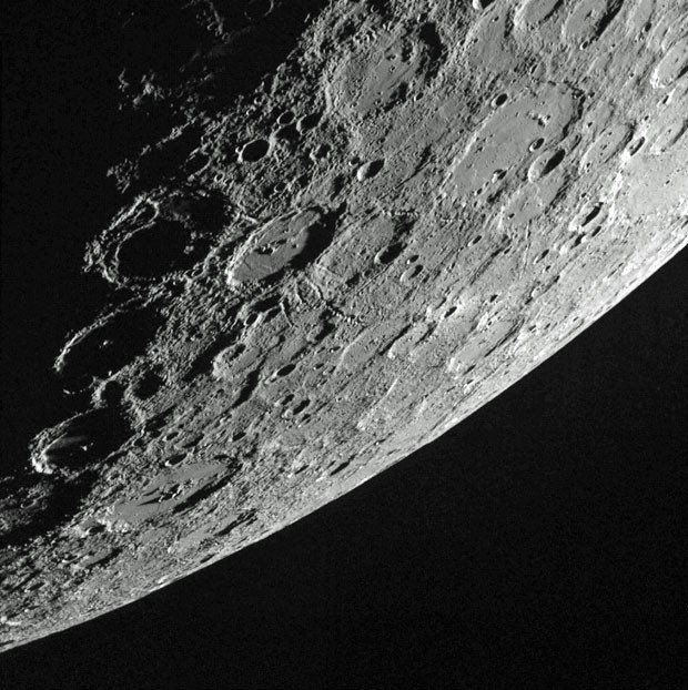 Fotografia feita pela sonda Messenger, da Nasa, mostra a superfície do planeta Mercúrio (Foto: Johns Hopkins University Applied Physics Laboratory/Carnegie Institution of Washington/Nasa/Reuters)