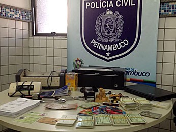 Quadrilha de estelionatários é presa na Delegacia de Boa Viagem (Foto: Wanessa Andrade / TV Globo)