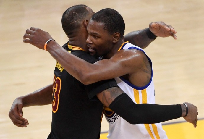 Kevin Durant ganhou abraço de reconhecimento de LeBron James após Warriors x Cavaliers (Foto: Reuters/Kyle Terada-USA TODAY Sports)
