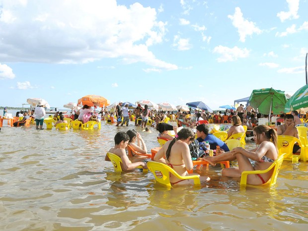 Nas praias de Araguatins os banhistas ficam com os pés na água para se refrescar (Foto: Luciano Ribeiro/ATN)