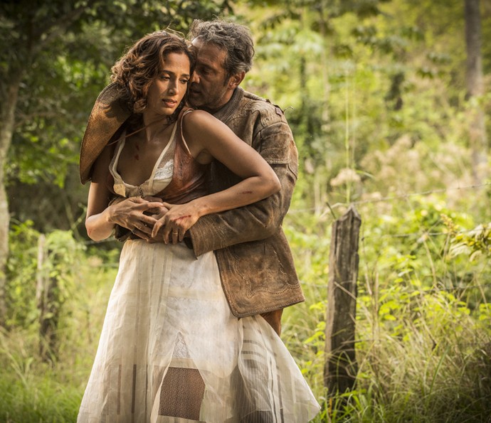 Tereza se entrega a Santo (Foto: Felipe Monteiro/ Gshow)