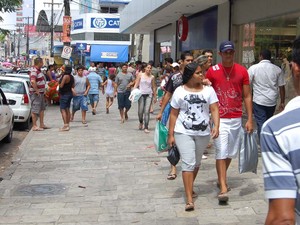 População deixou para para comprar os presentes na última hora (Foto: Daniel Peixoto/G1)