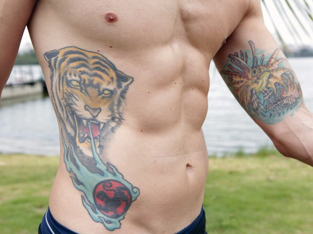 Na costela e nos braços, tatuagens grandes de animais (Foto: Malhação / TV Globo)